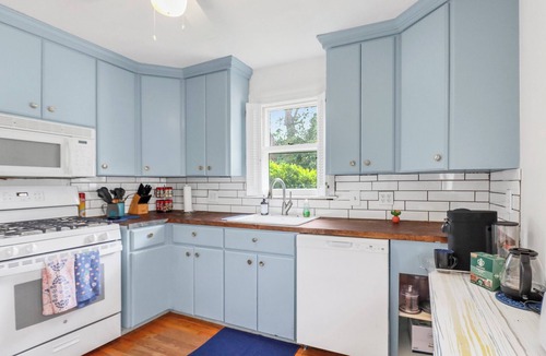 Elgin House | Charming Bungalow Walkable to Main St | King Suite, Yard, Workspace