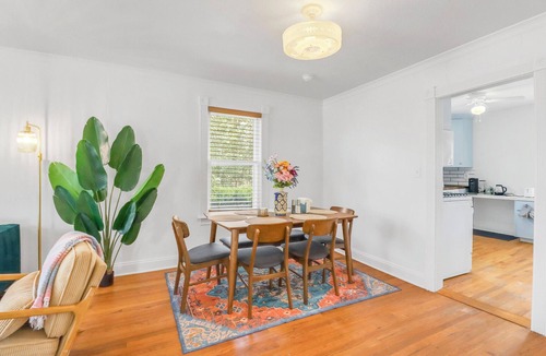Elgin House | Charming Bungalow Walkable to Main St | King Suite, Yard, Workspace