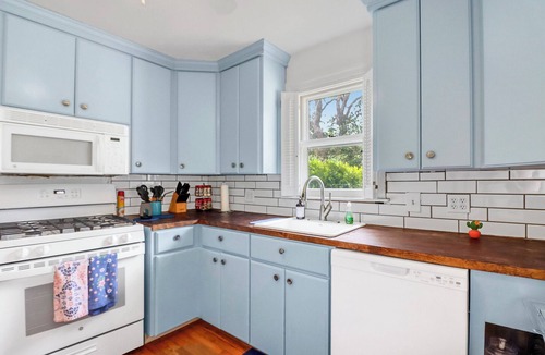 Elgin House | Charming Bungalow Walkable to Main St | King Suite, Yard, Workspace