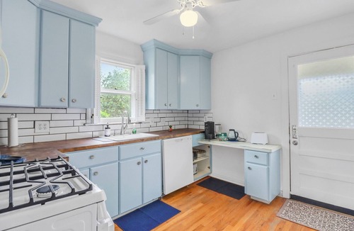 Elgin House | Charming Bungalow Walkable to Main St | King Suite, Yard, Workspace