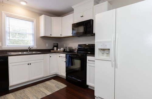 Sheffield Park House | Charming bungalow with dedicated office & garden with string lights