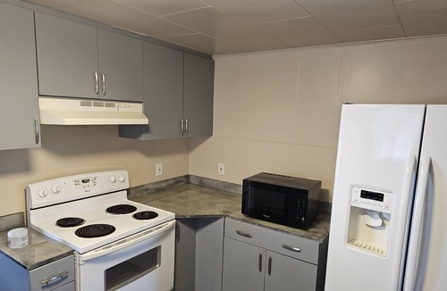 Everett House | Charming bungalow with AC and WiFi in delightful Everett