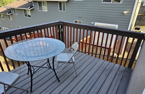 Everett House | Charming bungalow with AC and WiFi in delightful Everett