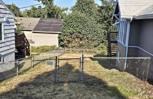 Everett House | Charming bungalow with AC and WiFi in delightful Everett