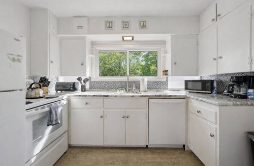 Fort Erie House | Charming Bunk Cottage on Beautiful Bay Beach!