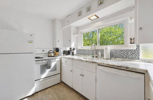Fort Erie House | Charming Bunk Cottage on Beautiful Bay Beach!