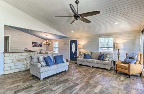Silver Creek Village House | Charming Burnet Cottage w/Lake View + Porch!