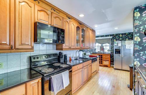 Bushkill House | Charming Bushkill Retreat with Private Deck and Grill!