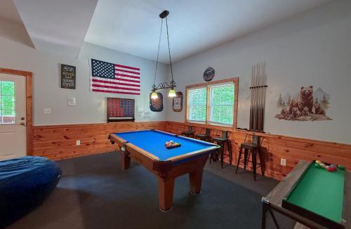 Pigeon Forge Ski Chalet | Charming Cabin, 3min to Pkwy, Grill, GameRoom, Wifi & Workstation, Sleeps 14, Seasonal Decor