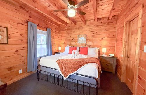 Pigeon Forge Ski Chalet | Charming Cabin, 3min to Pkwy, Grill, GameRoom, Wifi & Workstation, Sleeps 14, Seasonal Decor