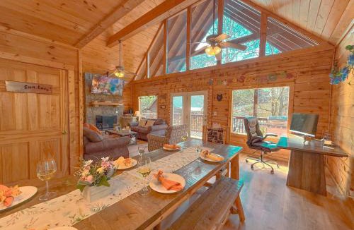 Pigeon Forge Ski Chalet | Charming Cabin, 3min to Pkwy, Grill, GameRoom, Wifi & Workstation, Sleeps 14, Seasonal Decor