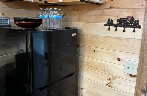 South Rutland Cabin | Charming cabin in delightful Montague with WiFi, AC, and parking