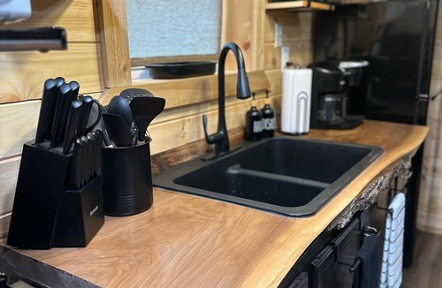 South Rutland Cabin | Charming cabin in delightful Montague with WiFi, AC, and parking