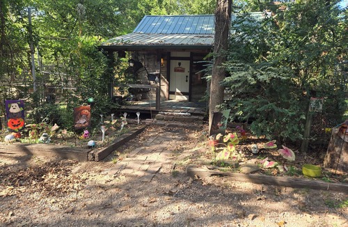 Broken Arrow Cabin | Charming cabin in delightful Broken Arrow at wildlife sanctuary