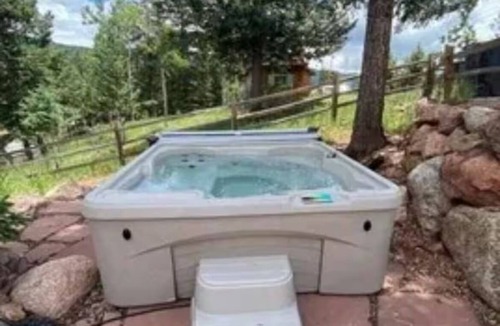 Woodland Park Cabin | Charming cabin in delightful Woodland Park with WiFi