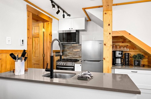 Two Harbors Cabin | Charming cabin only feet from Lake Superior