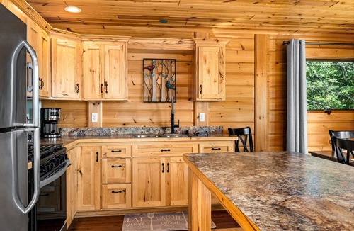 Two Harbors Cabin | Charming cabin only feet from Lake Superior