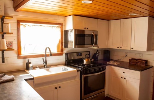 Fidelity Cabin | Charming Cabin + Pond View + Hot Tub