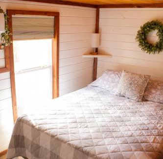 Fidelity Ski Chalet | Charming Cabin - Pondview - Hot Tub