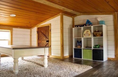 Fidelity Ski Chalet | Charming Cabin - Pondview - Hot Tub