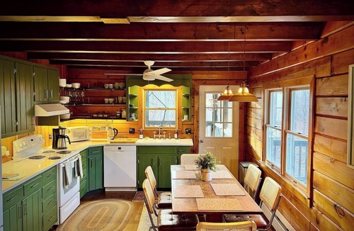Pratts Cabin | Charming Cabin Retreat Near Shenandoah w Wi-FI