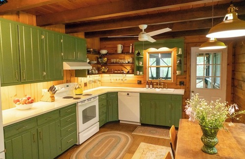 Pratts Cabin | Charming Cabin Retreat Near Shenandoah w Wi-FI