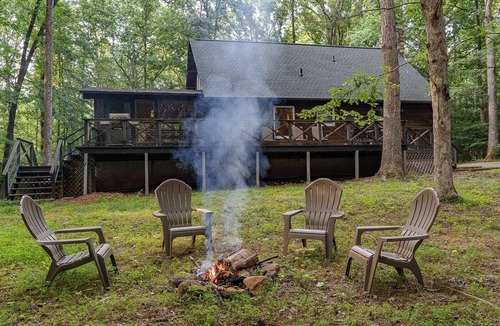Pratts Cabin | Charming Cabin Retreat Near Shenandoah w Wi-FI