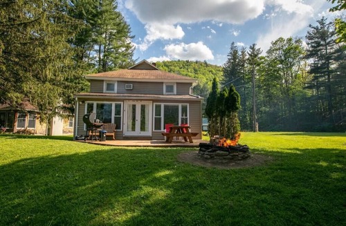 Gaines House | Charming cabin just steps away from Pine Creek!