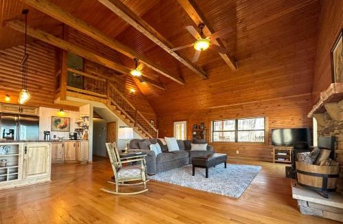 Mt. Sherman House | Charming Cabin w/Hot Tub, Fire Pit & Views!