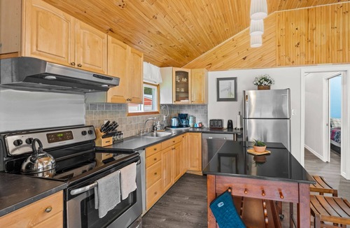 Lyndhurst House | Charming Cabin w Large Yard—Near Rideau Lakes