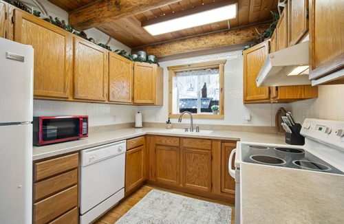 Gibbonsville House | Charming cabin with fireplace, loft, full kitchen, & W/D