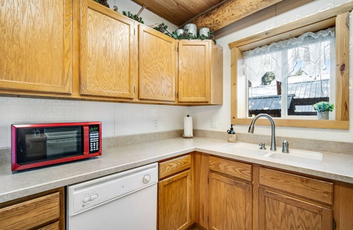 Gibbonsville House | Charming cabin with fireplace, loft, full kitchen, & W/D