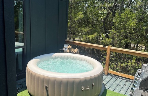 Cleveland Cabin | Charming cabin with AC and WiFi in delightful Cleveland