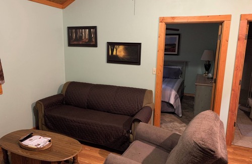 Golconda Cabin | Charming cabin with AC and WiFi in the middle ofthe Shawnee National Forest.