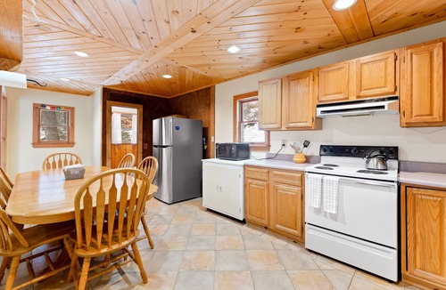 Warrensburg House | Charming cabin with three river-view decks & private setting