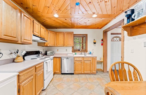 Warrensburg House | Charming cabin with three river-view decks & private setting