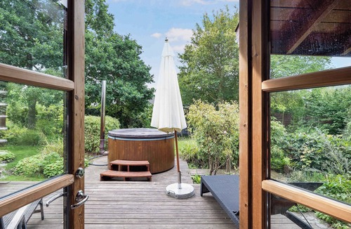 Hoeve Strand House | Charming cabin with wilderness hot tub