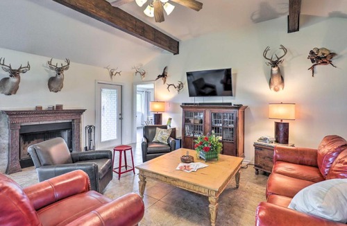 Cameron House | Charming Cameron Farm Retreat ~ 41 Mi to TAMU