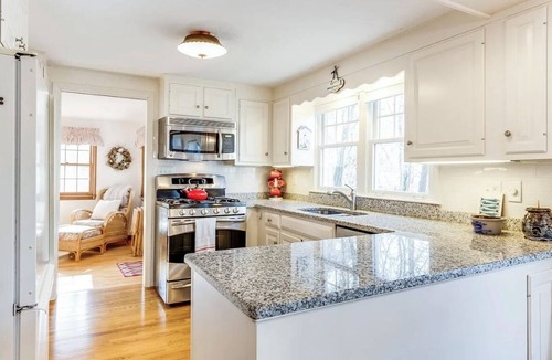 Northwest Harwich Cottage | Charming Cape Cod Cottage walking distance to the beach