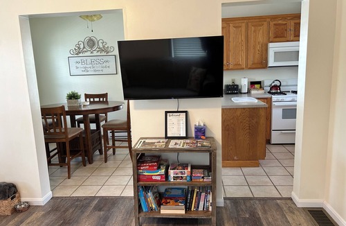 Grove City House | Charming Cape Cod - Walking Distance to GCC