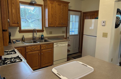 Grove City House | Charming Cape Cod - Walking Distance to GCC