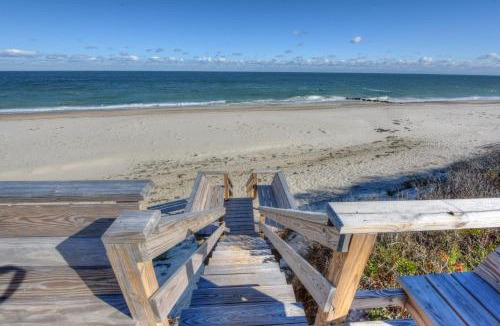 East Sandwich House | Charming Cape Cottage—Ocean Views Private Beach
