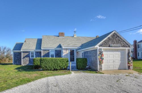 East Sandwich House | Charming Cape Cottage—Ocean Views Private Beach