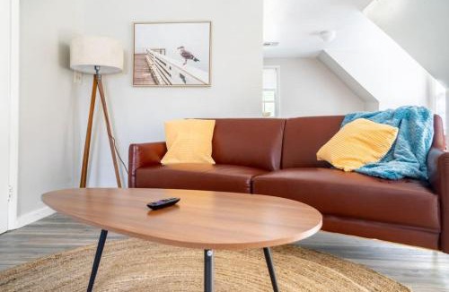 Lincoln Terrace Apartment | Charming Carriage Cottage from 1920s