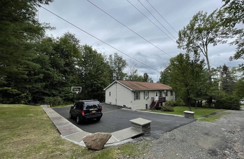 Swan Lake House | Charming Catskills Lakefront Cottage