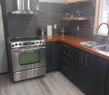 Leslie-Clapham-et-Huddersfield Ski Chalet | Charming chalet on the lake