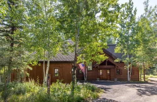 Tamarack Ski Chalet | Charming Chalet on the Golf Course