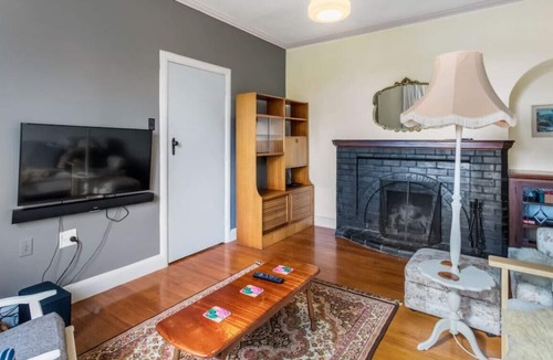 Mount Roskill House | Charming Character Mount Roskill Retreat | Parking