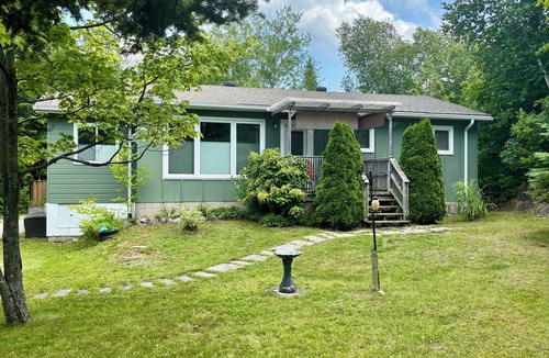Sauble Beach Cottage | Charming Charal Greenhouse Cottage – Sauble Beach Stay Minutes from Sand & Shops