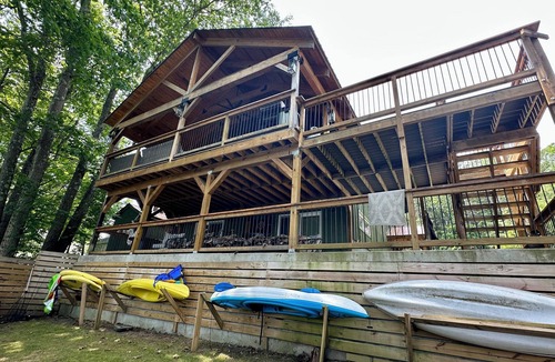 Northville House | Charming Chic Home. Sleeps 15, Pet-friendly!